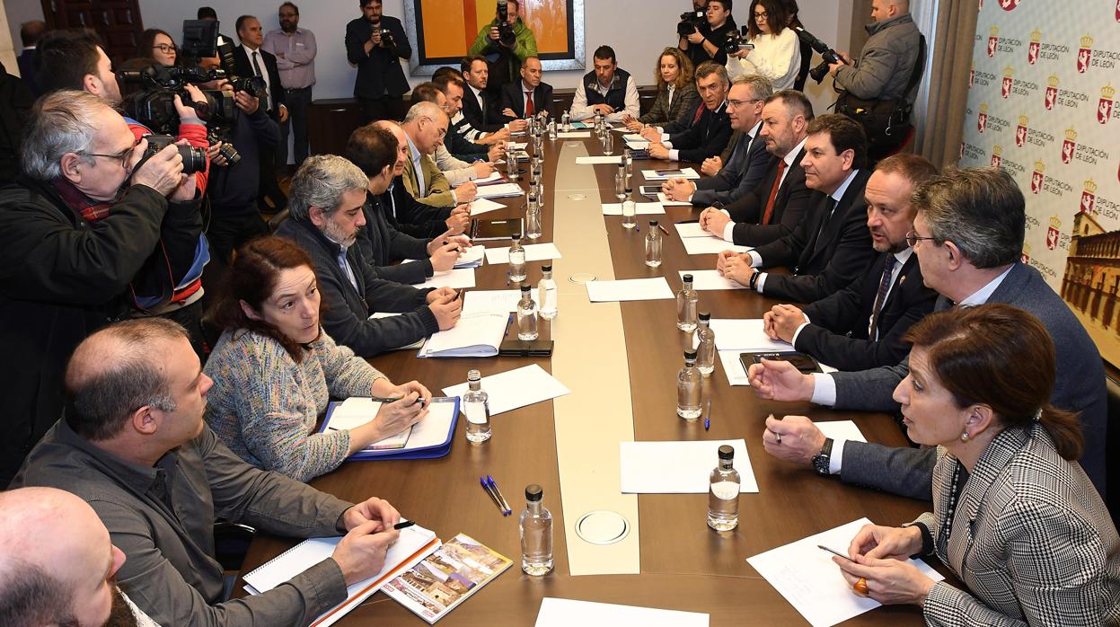 Los integrantes de la Mesa por el Futuro de León, en la reunión de ayer