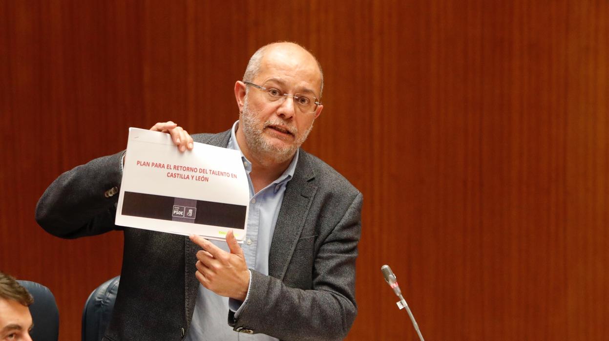 Francisco Igea, durante su intervención ayer en el pleno de las Cortes