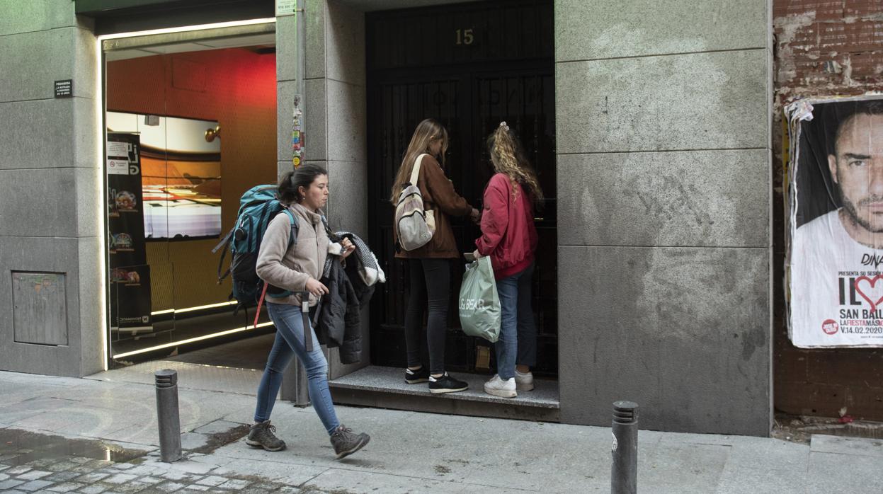 Dos jóvenes acceden al número 15 de la calle del Príncipe (Centro)