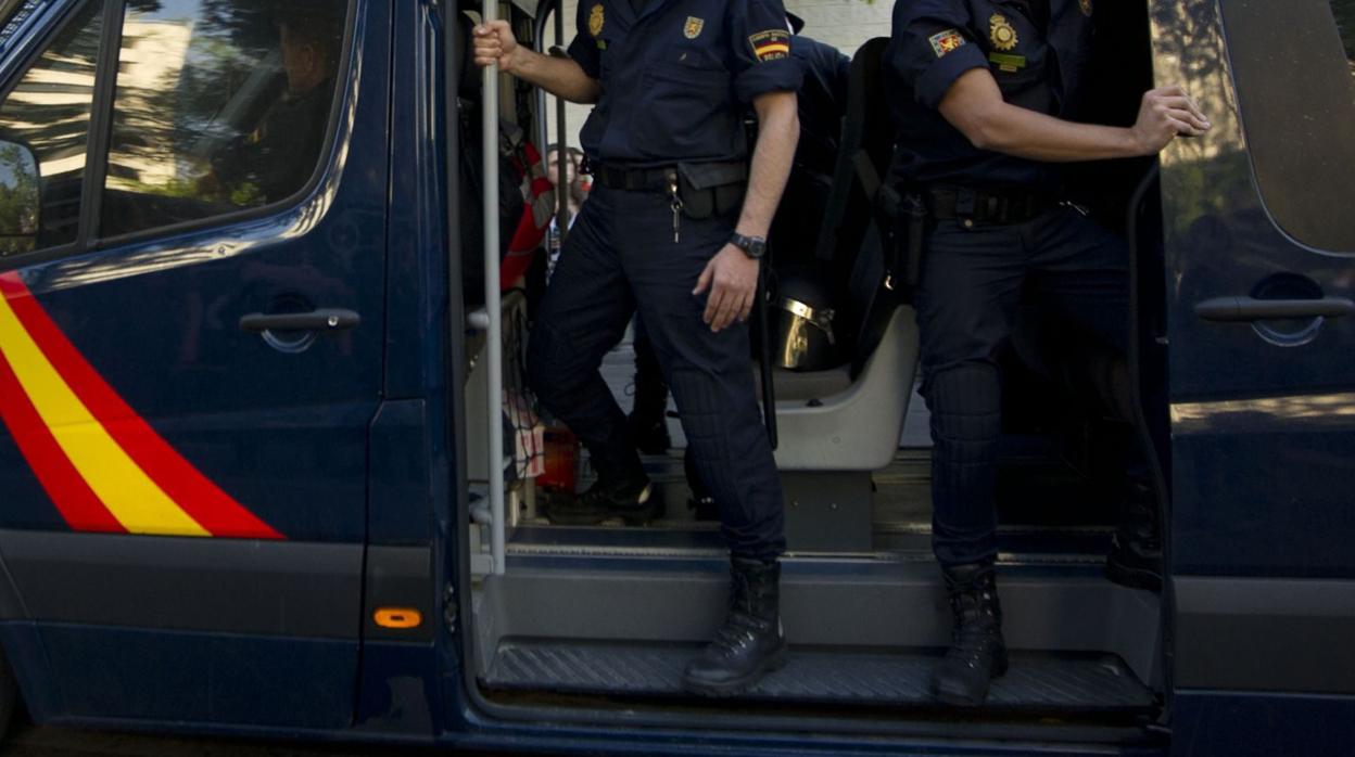 Varios agentes de Policía Nacional, en los aledaños del Santiago Bernabéu, en una imagen de archivo