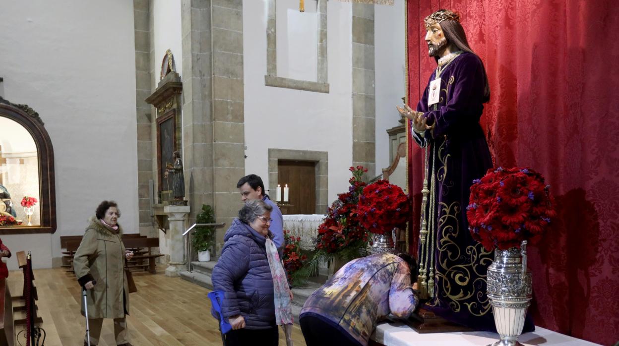 Varias mujeres este jueves durante el tradicional besapiés al Jesús Rescatado en el anticipo del acto de este viernes en la iglesia de San Pablo en Salamanca