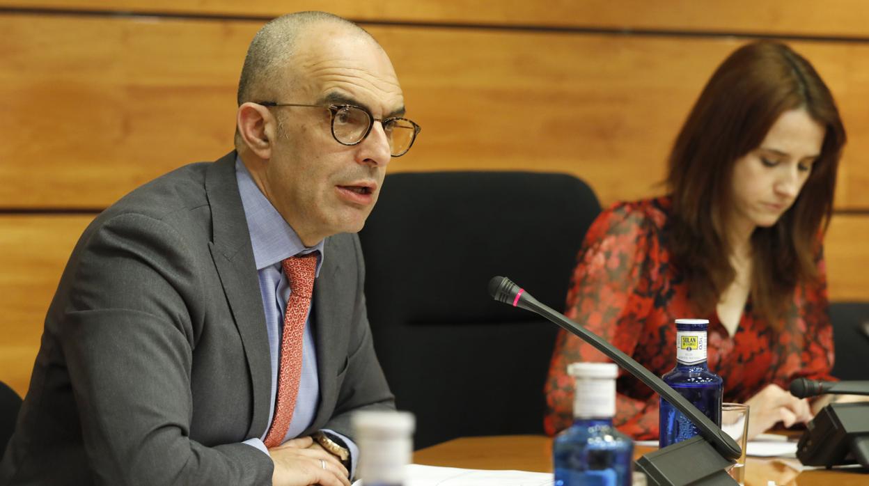 Juan José Camacho en un momento de su intervención en las Cortes