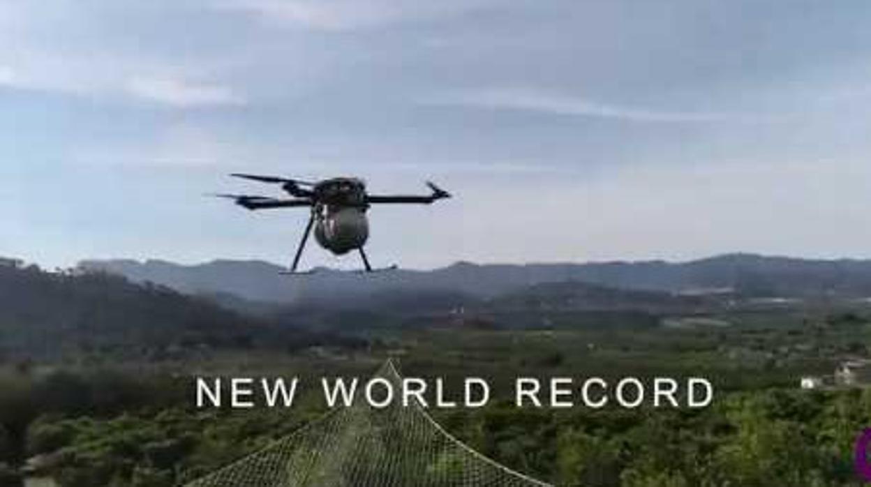 El dron Hybrix en pleno vuelo del récord mundial, en una foto difundida por Quaternium en sus redes sociales