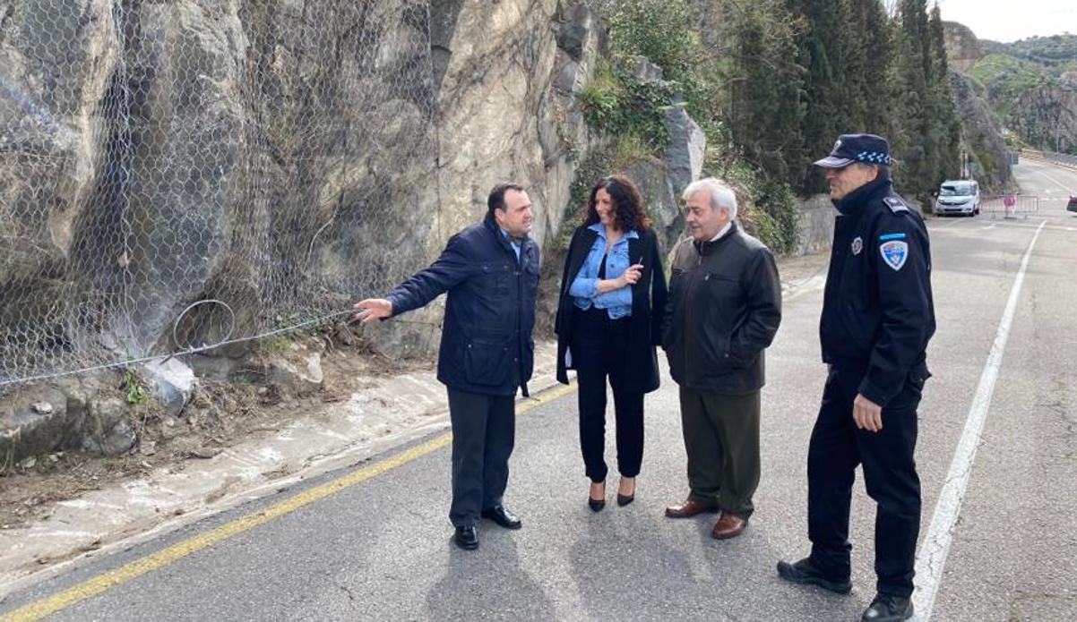 De la Cruz y Del Pino supervisan los trabajos de contención del talud