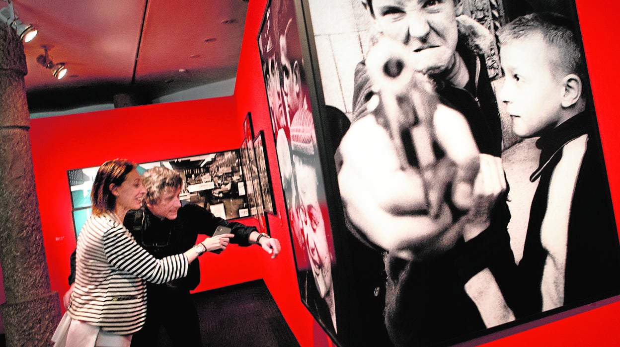 Dos visitantes en la exposición de Barcelona