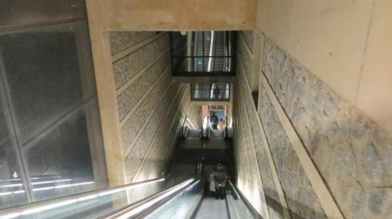 Cerrará las escaleras mecánicas para arreglar una gotera