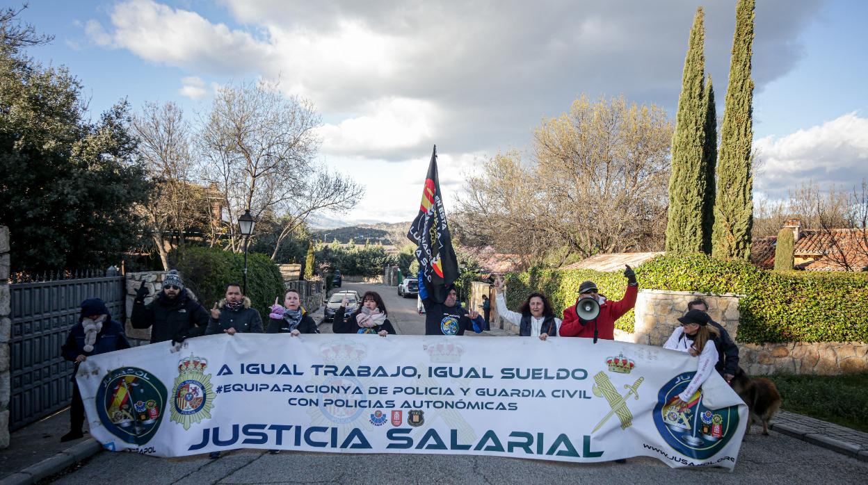 Miembros de Jusapol durante el escrache en la casa de Iglesias y Montero