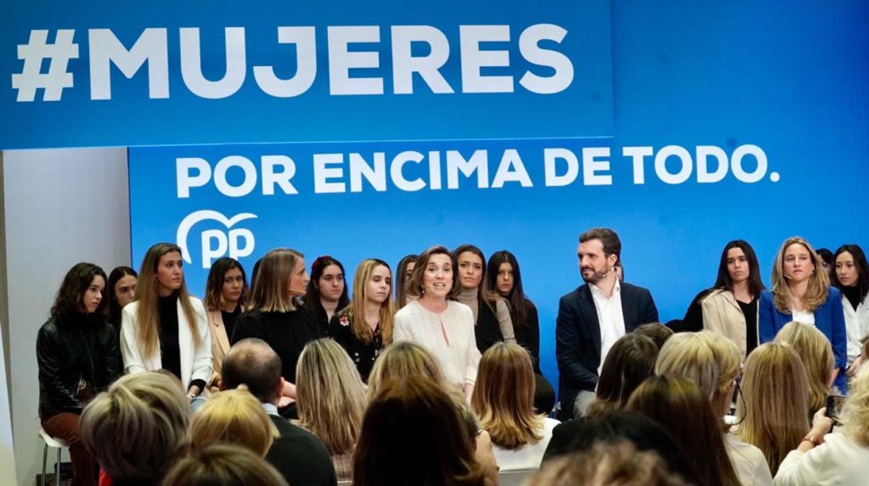 Cuca Gamarra y Pablo Casado, en el acto del PP sobre las mujeres, hoy en Madrid