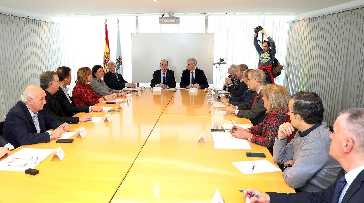 Reunión de los conselleiros Almuiña y Conde con representantes de las empresas