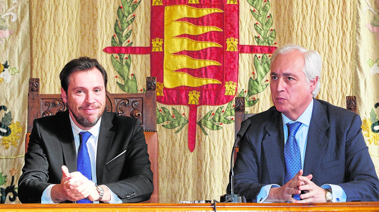 Óscar Puente y José Luis Concepción en el Ayuntamiento de Valladolid en una imagen de archivo