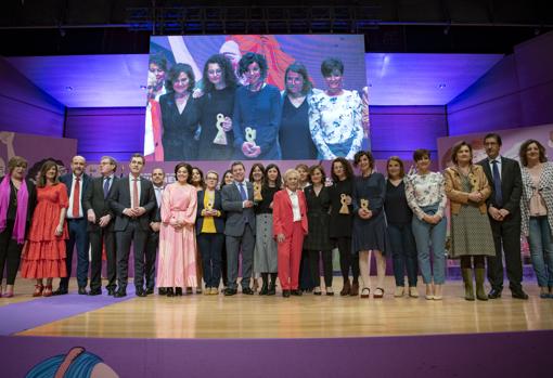 Fotografía de familia de las premiadas en el Día de la Mujer con las autoridades