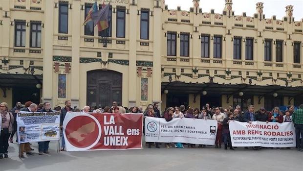 Llegan tarde a una pitada para reclamar trenes más rápidos por un retraso en Cercanías