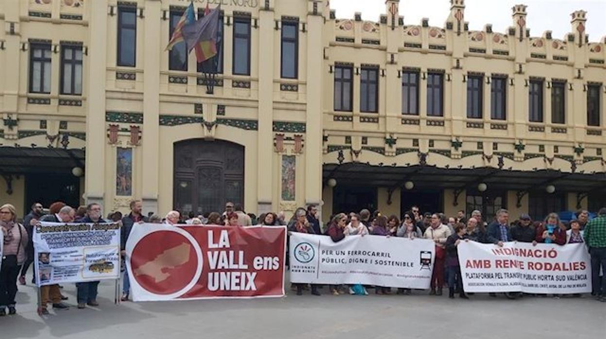 Un momoento de la pitaa de la plataforma de «Indignados con Renfe» en Valencia, este sábado