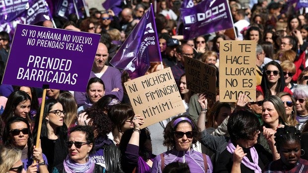 Día de la Mujer: Castilla-La Mancha «se viste» de morado