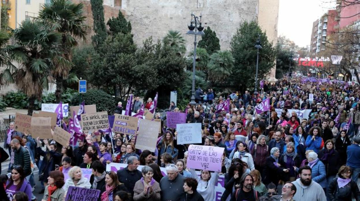 Un momento de la manifestación del Día de la Mujer Trabajadora en Valencia, este domingo