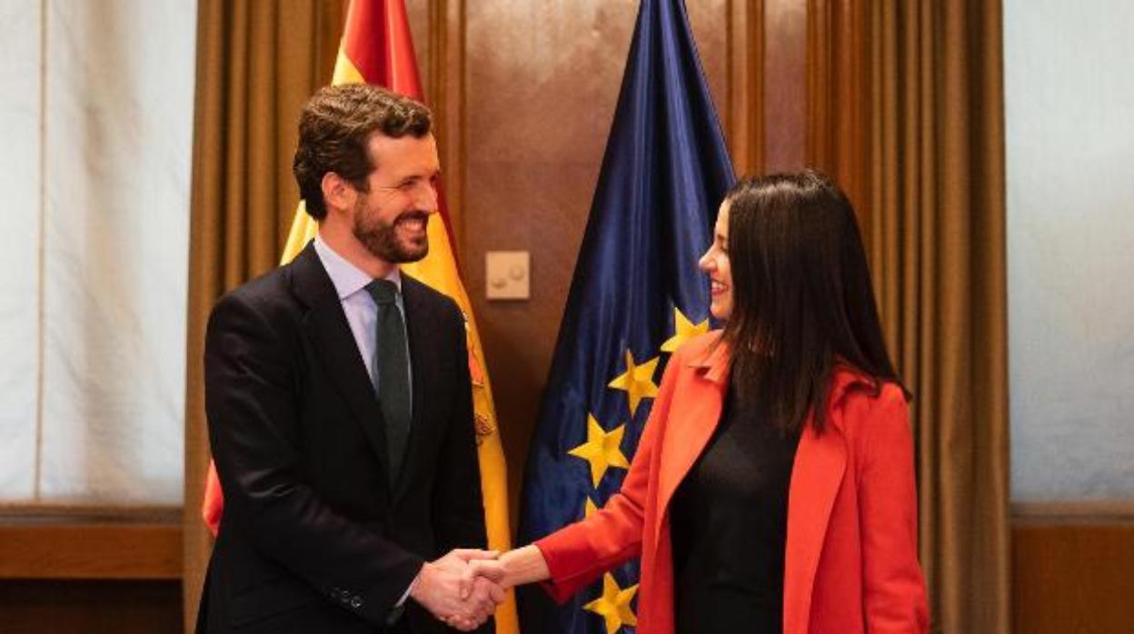 Pablo Casado e Inés Arrimadas, en una reunión en el Congreso de los Diputados