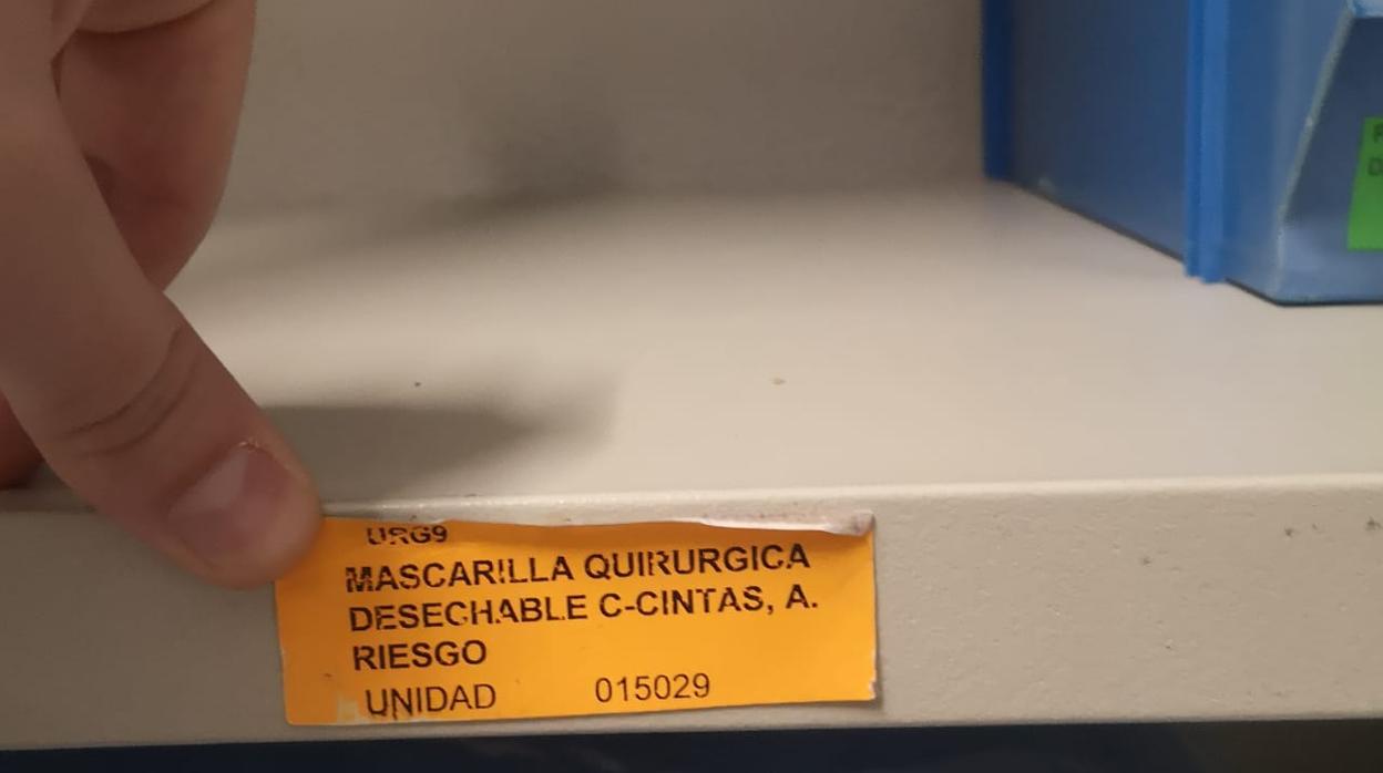 Coronavirus: Una balda, donde se colocan las mascarillas quirúrjicas, totalmente vacía en el Clínico