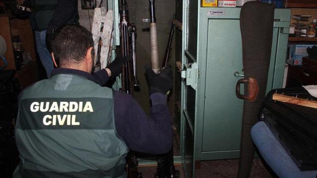 Reparaban armas de fuego en un taller clandestino para venderlas ilegalmente en Pontevedra