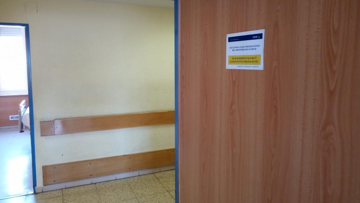 Cartel en una habitación del hospital Virgen de la Salud de Toledo este martes