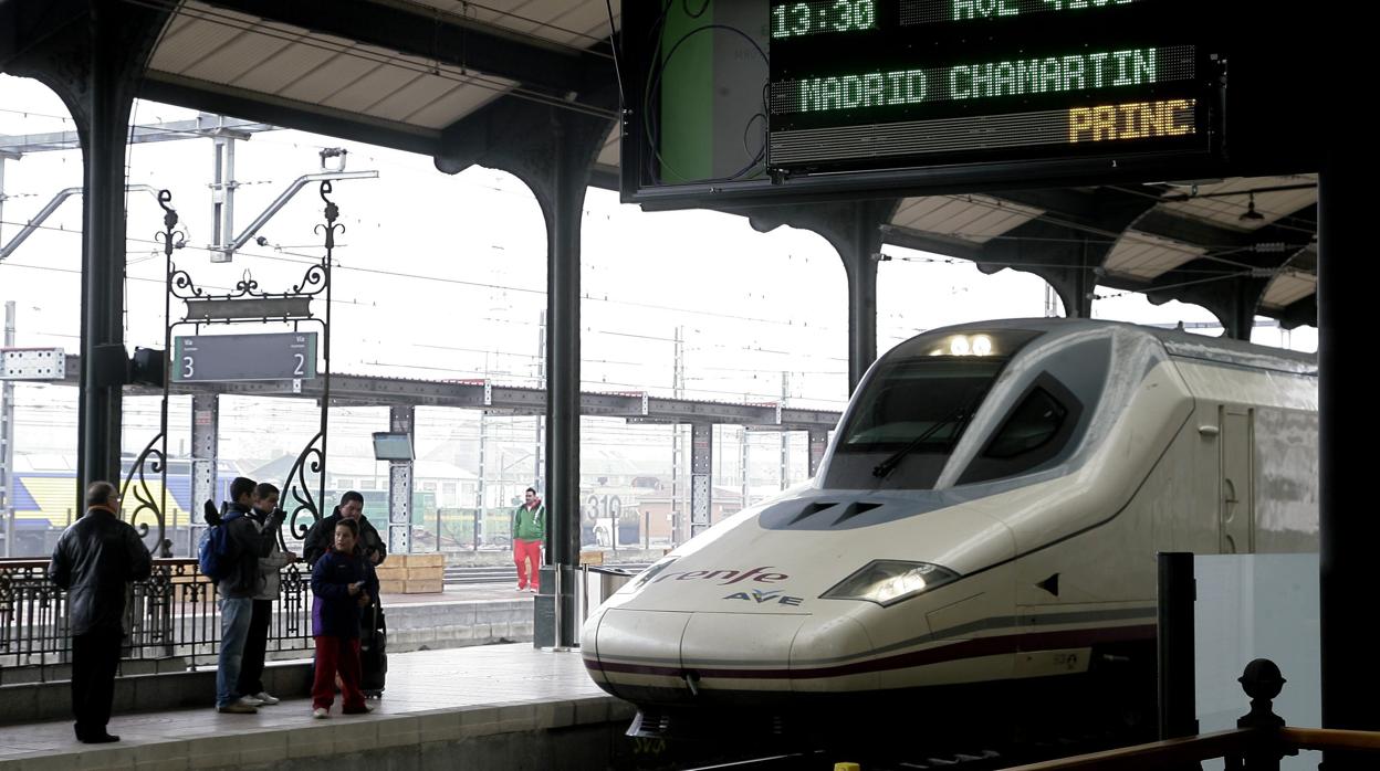 Tren con destino a Madrid en la estación de Valladolid