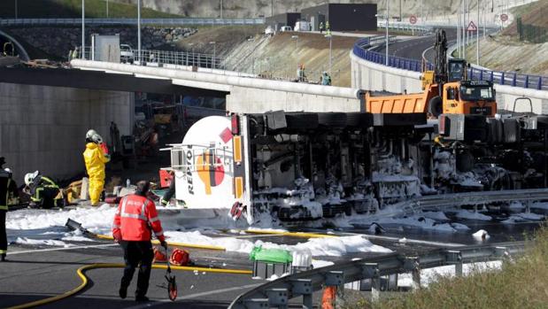 Muere un conductor en una colisión de dos camiones en la A-8 a la altura de Barreiros