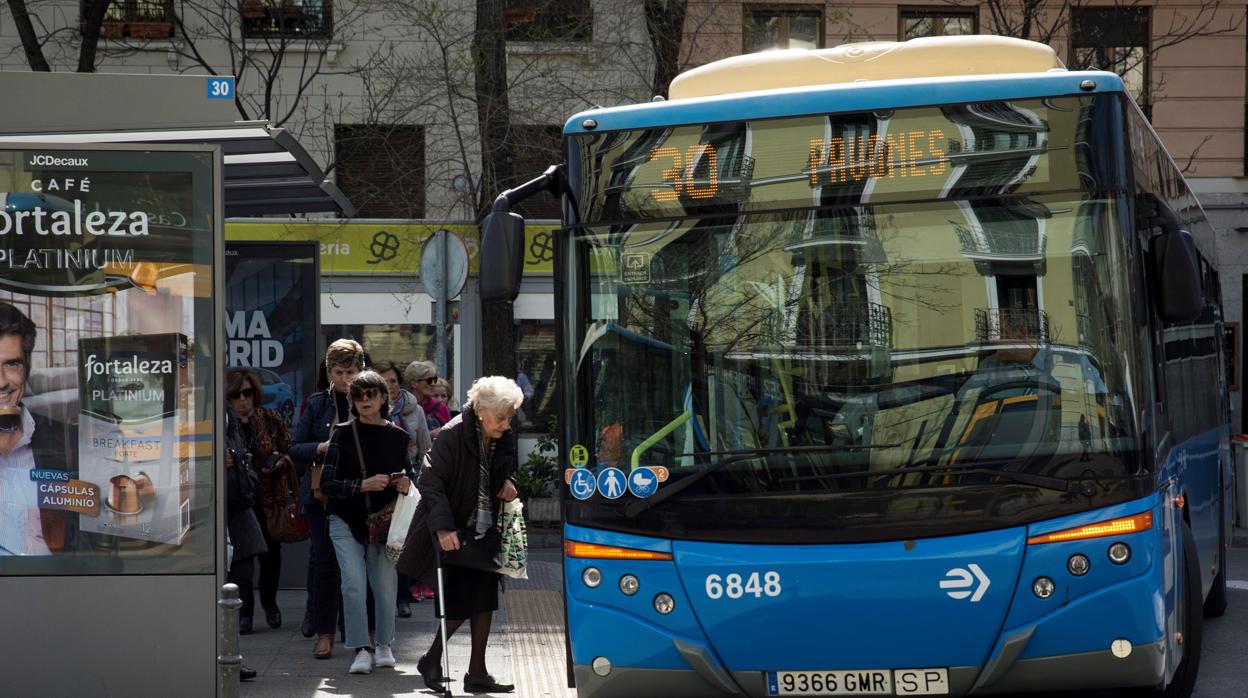 Imagen de archivo de un autobús en Madrid