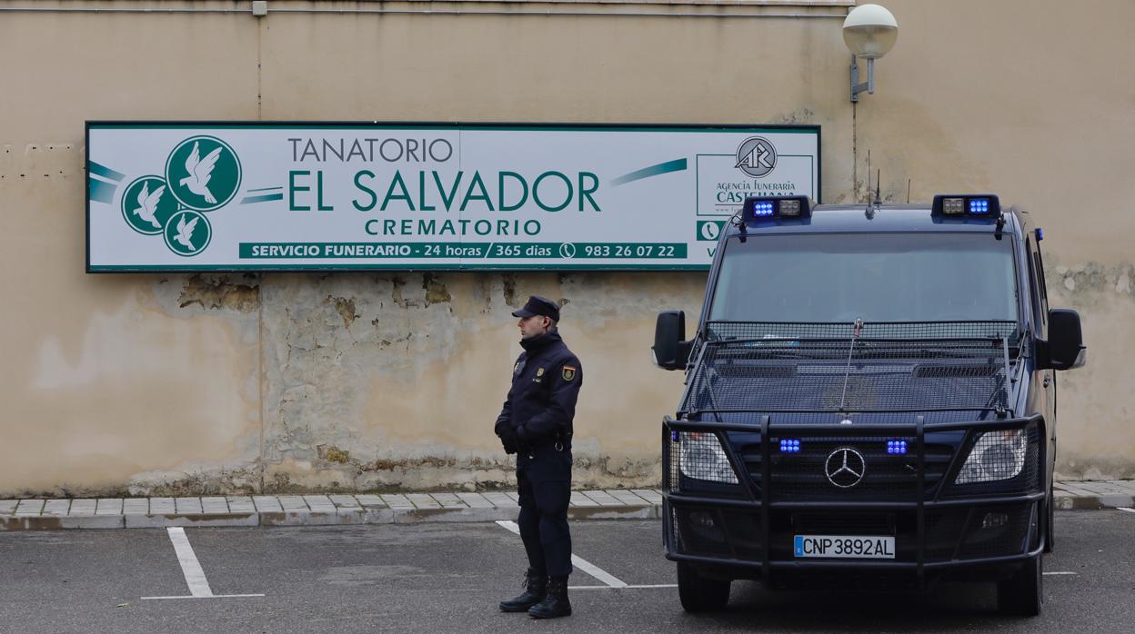 La Policía entra en el cementerio de El Salvador en el marco de la operación contra la estafa de los ataúdes