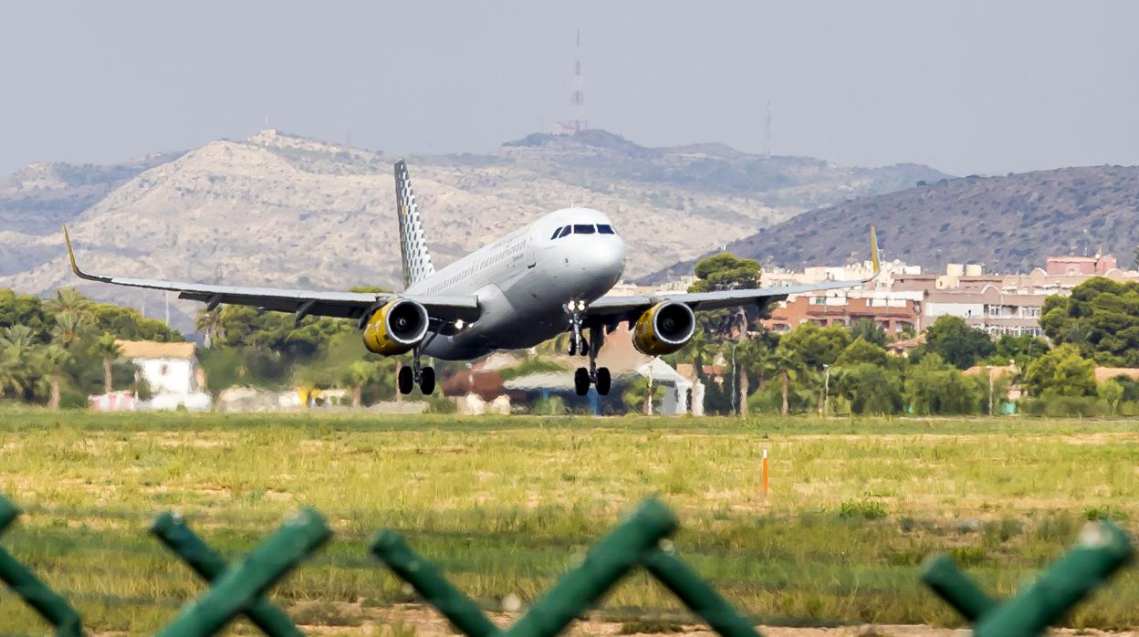 Imagen de la pista de aterrizaje del aeropuerto de Alicante-Elche