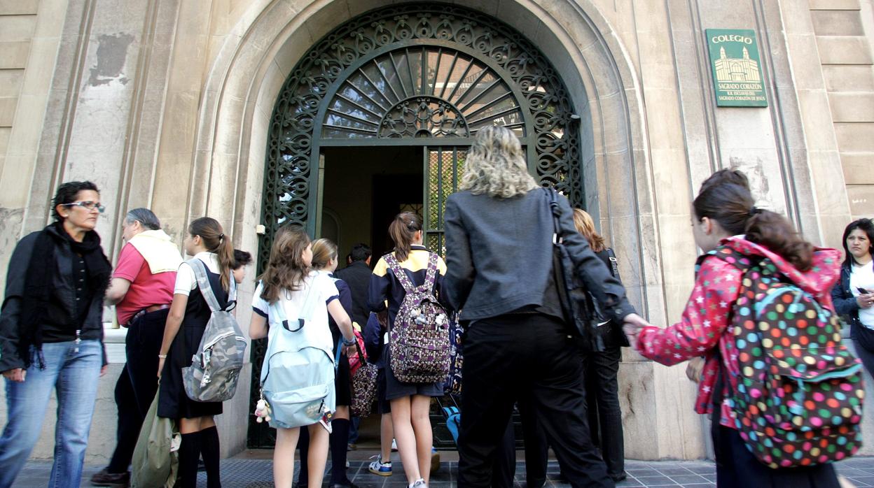 Imagen de archivo de las puertas de un colegio en Valencia