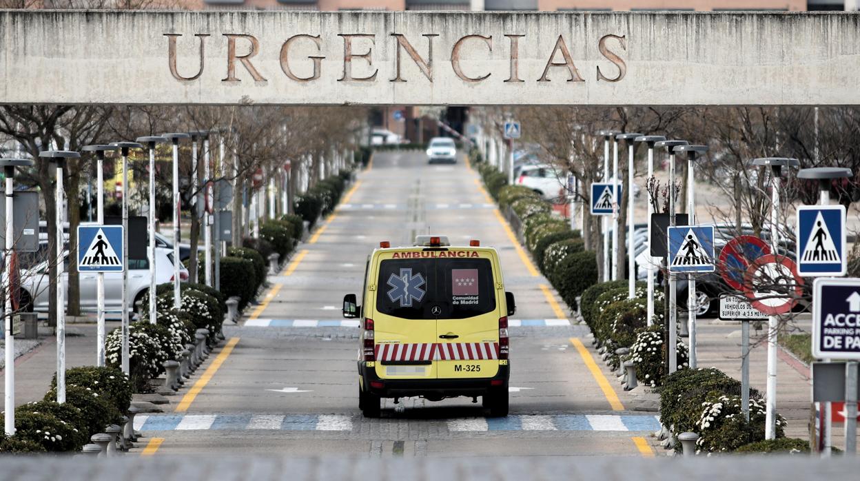 Una ambulancia atraviesa la puerta exterior de Urgencias del Hospital Universitario Fundación Alcorcón