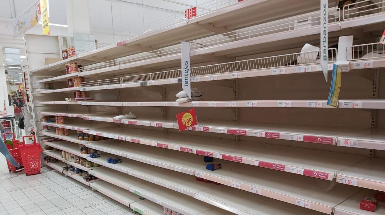 Estanterías del supermercado Alcampo La Laguna