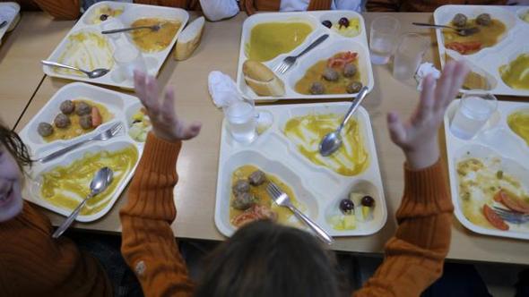 La Junta seguirá dando comida a los 25.000 becados de comedor escolar y dará servicio educativo telemático