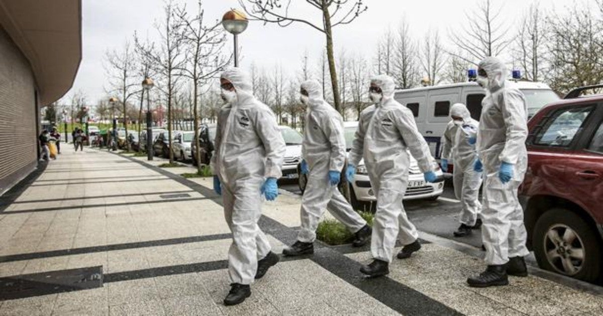 Agentes de la Ertzaintza entregan a los contagiados por coronavirus órdenes de confinamiento