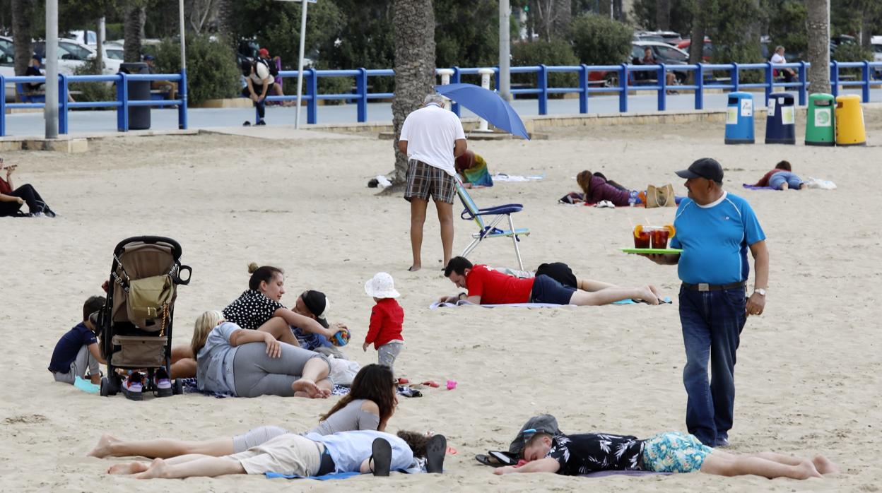 Imagen de la playa del Postiguet de Alicante tomada este viernes