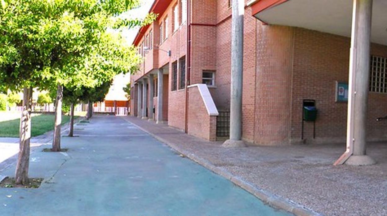 Acceso al centro Don Bosco, en Villamuriel de Cerrato