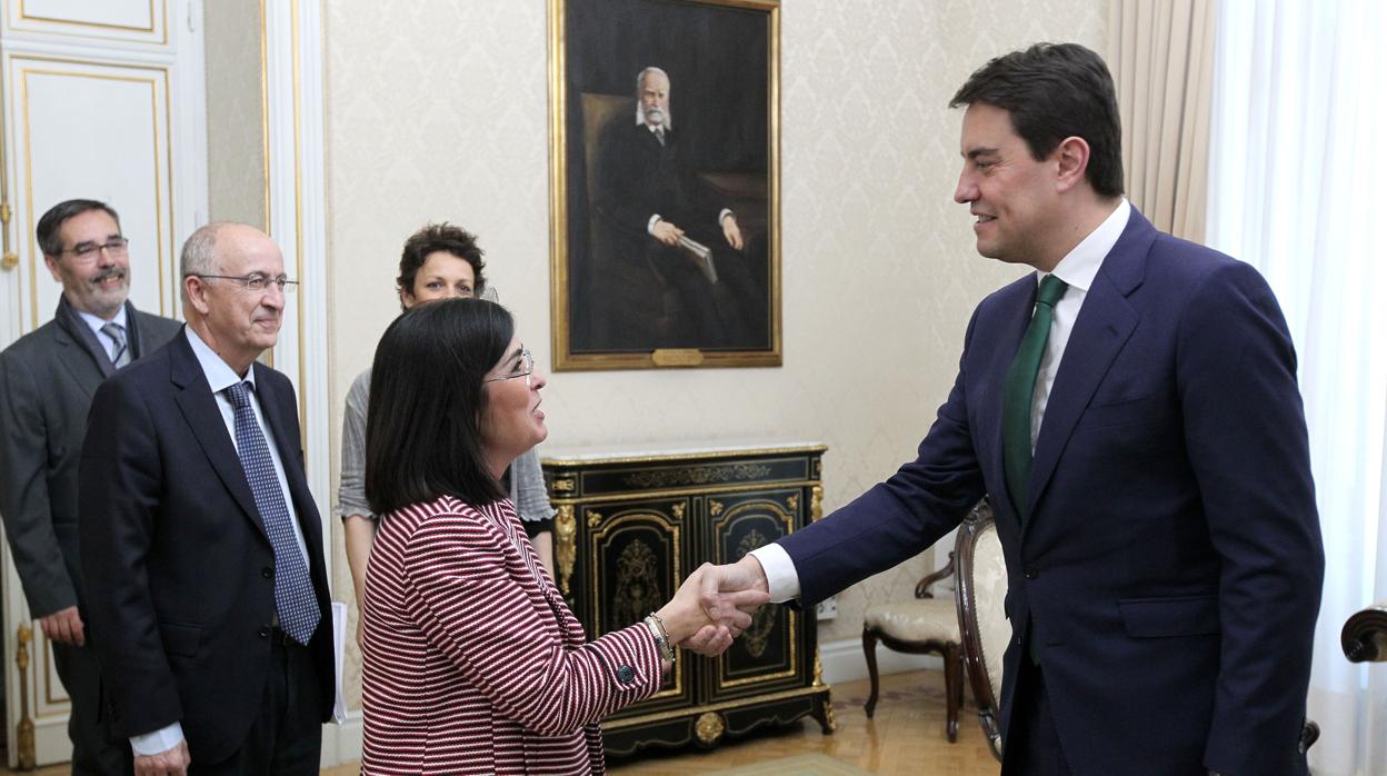 La ministra de Política Territorial y Función Pública, Carolina Darias, y el consejero de la Presidencia, Ángel Ibáñez, durante el encuentro que tuvieron el pasado mes de marzo