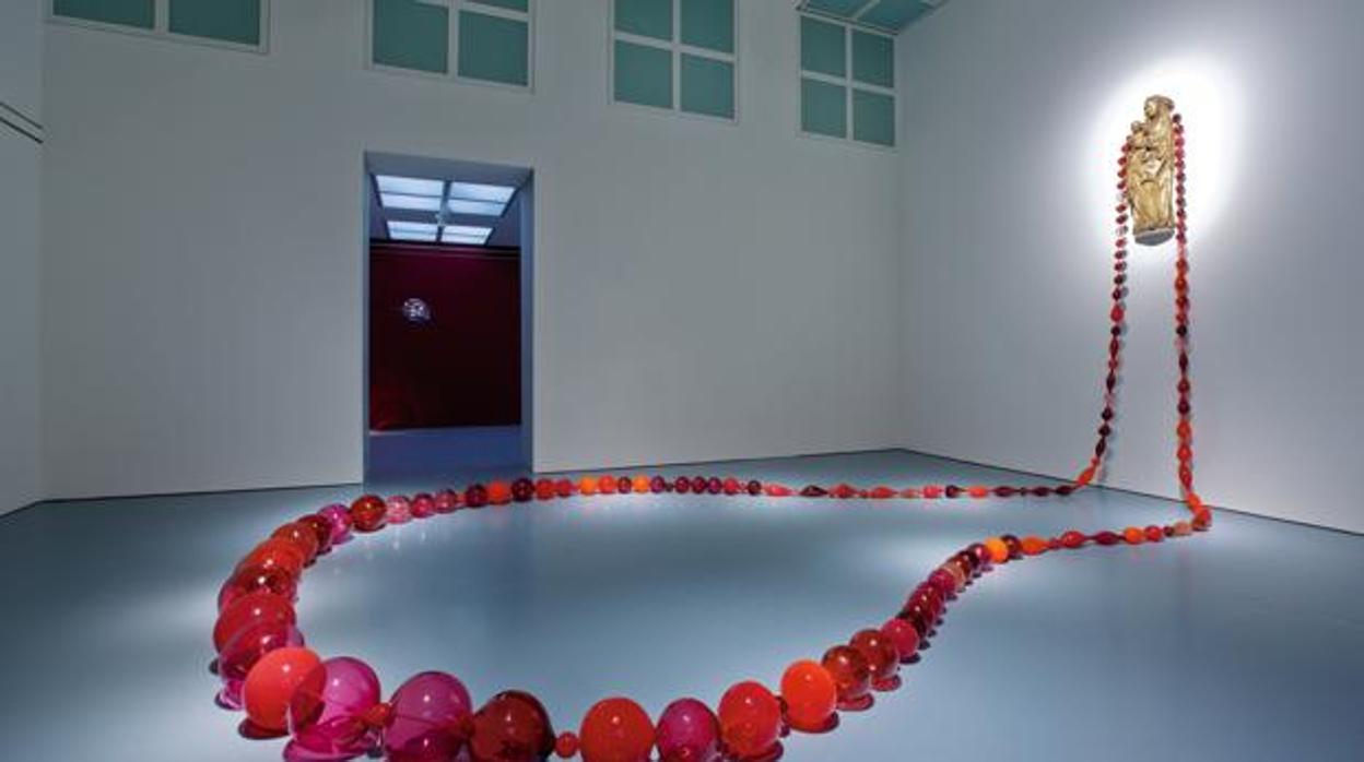 Una de las salas del Museo Polo con la obra de Maria Roosen, «Red Roosenary»