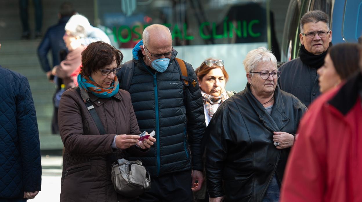 Usuarios y vecinos de Barcelona cerca del Hospital Clínic