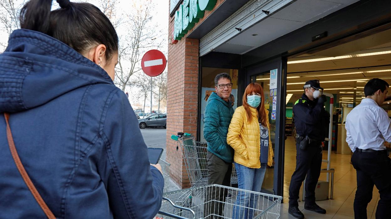 «No salgas, te hago la compra»: la solidaridad llega con el coronavirus