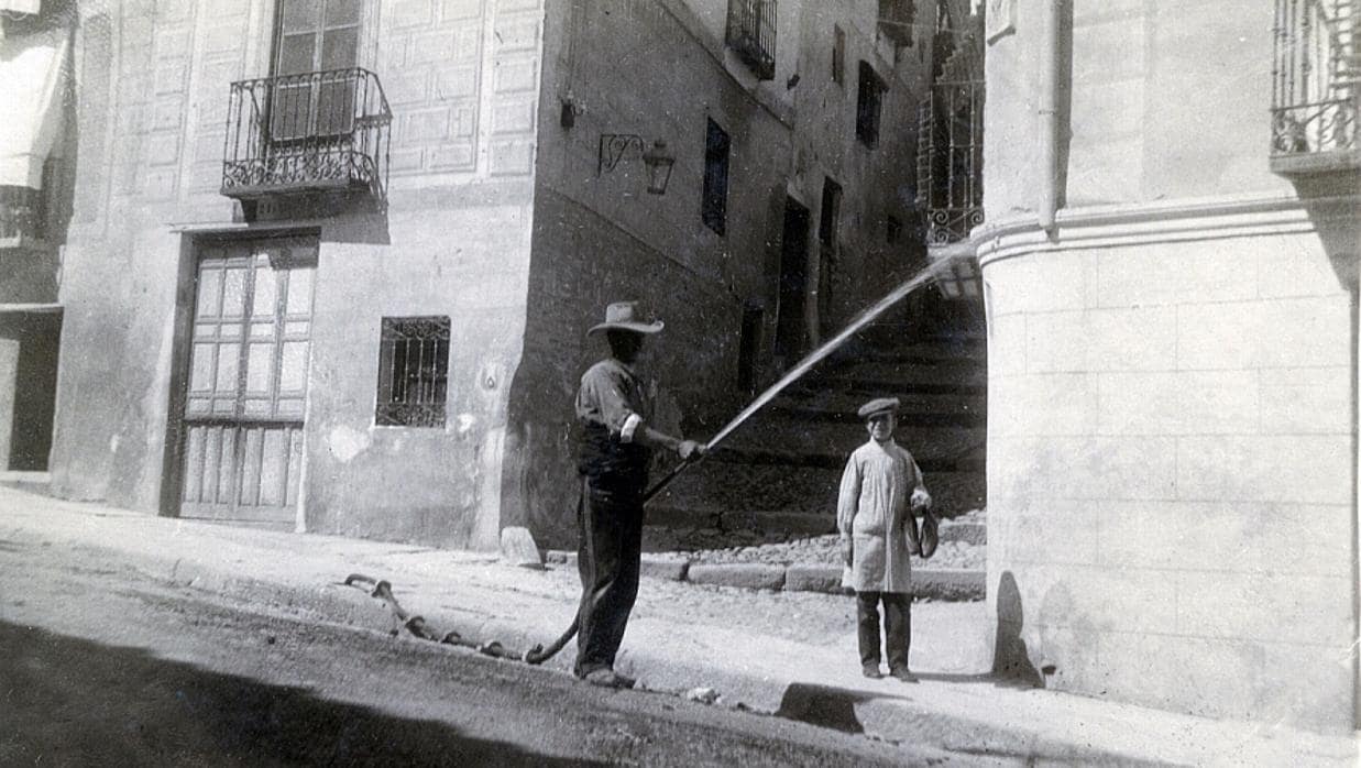 Cuesta de las Armas con esquina al Corral de la Campana, en cuyas inmediaciones fueron tiroteados los hermanos Moraleda (Foto, Archivo Municipal de Toledo)