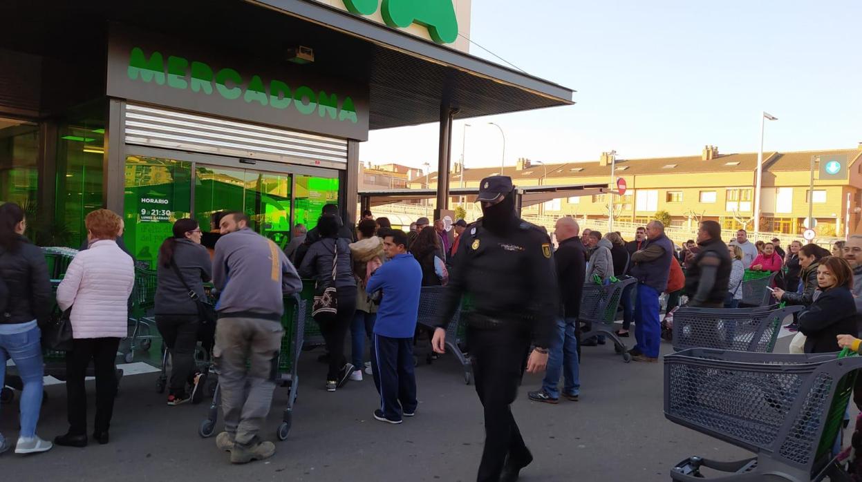 Imagen tomada este sábado por la mañana a las puertas de un supermercado de Calatayud (Zaragoza), que ha circulado por las redes sociales, en plena crisis del coronavirus