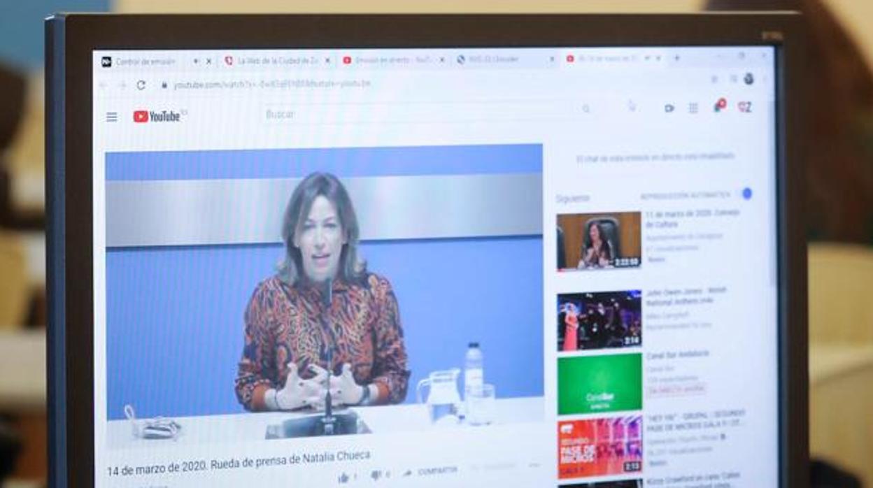 La consejera municipal de Servicios, Natalia Chueca, durante la rueda de prensa transmitida por internet en la que ha informado de la tarifa plana de taxis por el coronavirus en Zaragoza