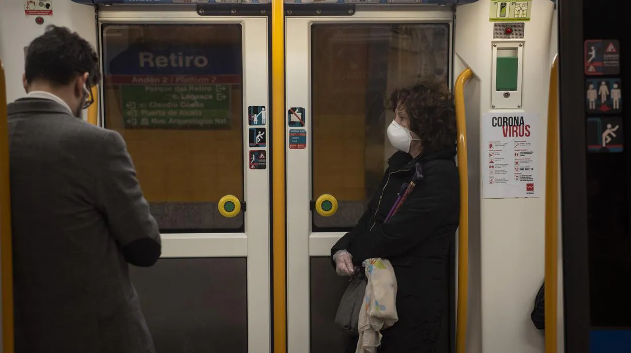 Una usuaria con mascarilla en el Metro de Madrid