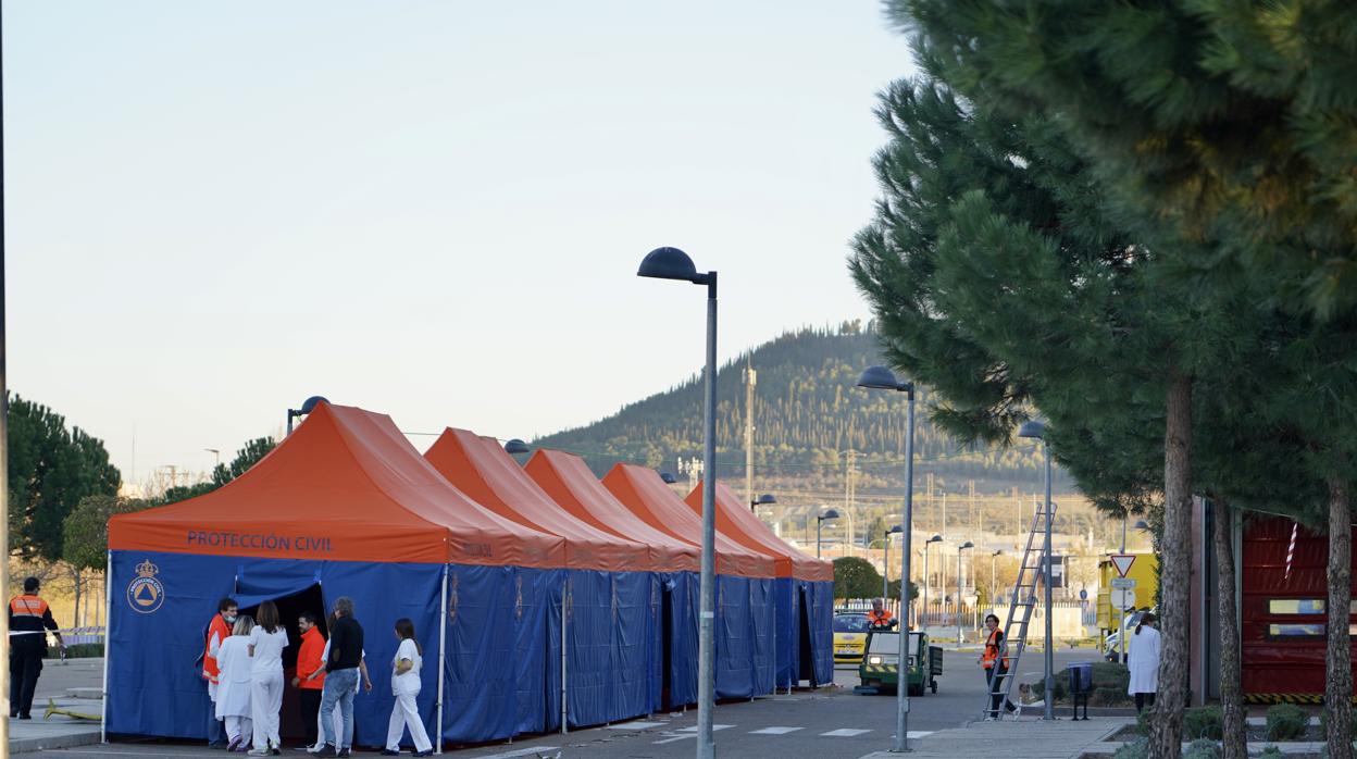 Carpas instaladas junto al Hospital Río Hortega de Valladolid