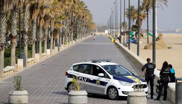 Primer día de estado de alarma entre despistados en Valencia y turistas con carros de cerveza en Benidorm