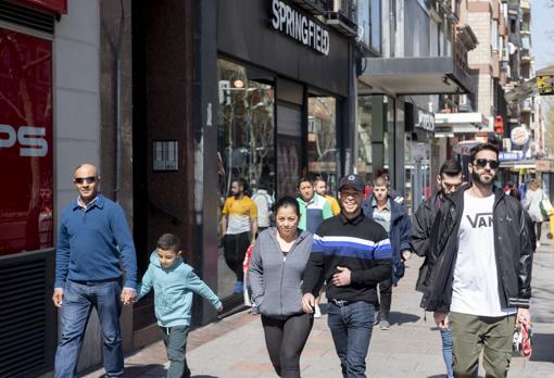 Varias personas pasean tranquilamente, ayer por la mañana, en Tetuán