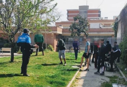 Un agente reprende a varios adolescentes, en Alcorcón