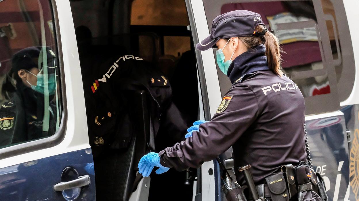 Policías con guantes y mascarillas por el coronavirus