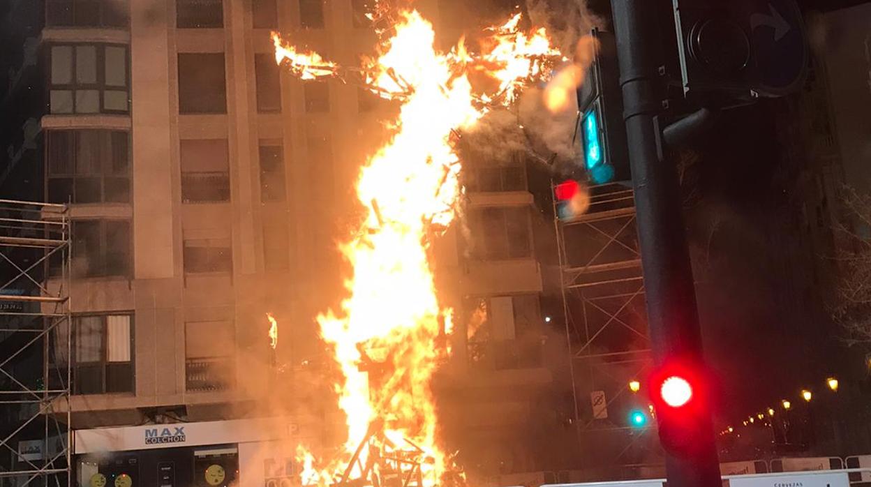 Imagen del incendio en la falla Reino de Valencia