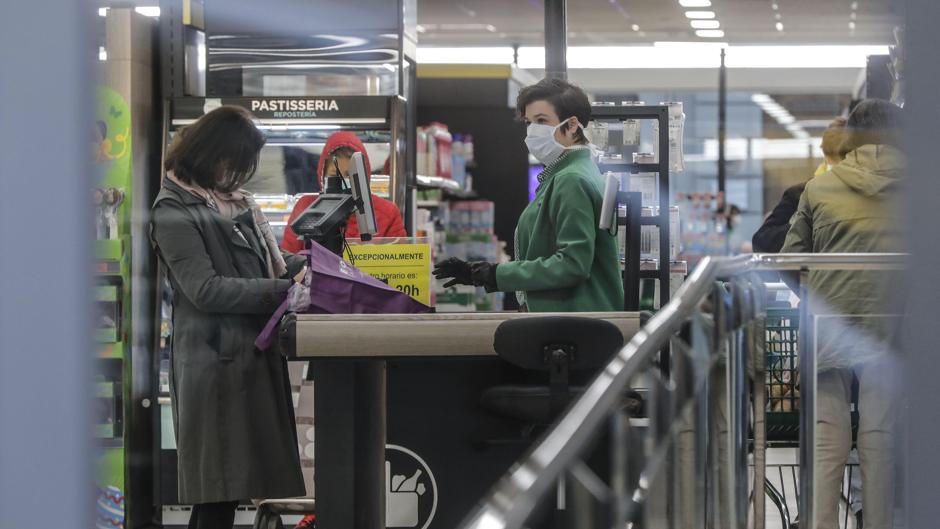 Mercadona señaliza la cola en la calle y controla el aforo cliente a cliente para evitar aglomeraciones